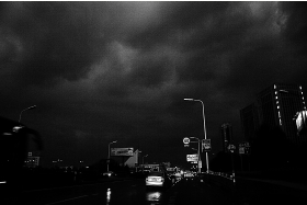 昨日下午4点,绍兴市区受海葵外围影响,瞬时乌云压境,暴雨如注。 通讯员 李瑞昌 摄 昨日下午4点,绍兴市区受海葵外围影响,瞬时乌云压境,暴雨如注。 通讯员 李瑞昌 摄