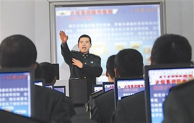 贾元友用自己制作的多媒体课件为军官们讲解新的信息化装备射击学理。乔天富摄 贾元友用自己制作的多媒体课件为军官们讲解新的信息化装备射击学理。乔天富摄