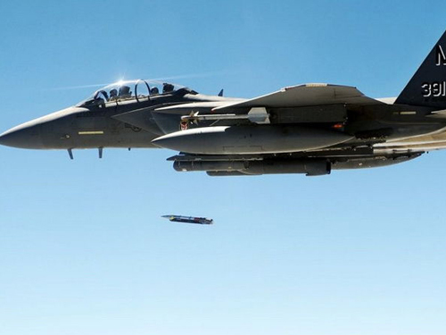 资料图:F-15E战机投放SDB小直径炸弹 资料图:F-15E战机投放SDB小直径炸弹