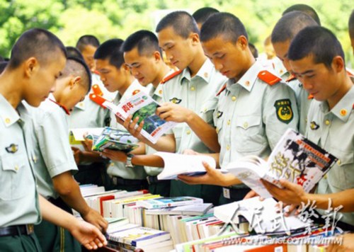 选阅图书。图片来源:人民武警报 选阅图书。图片来源:人民武警报