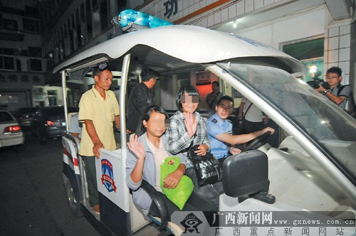 两名少女坐上警车与记者挥手告别 两名少女坐上警车与记者挥手告别