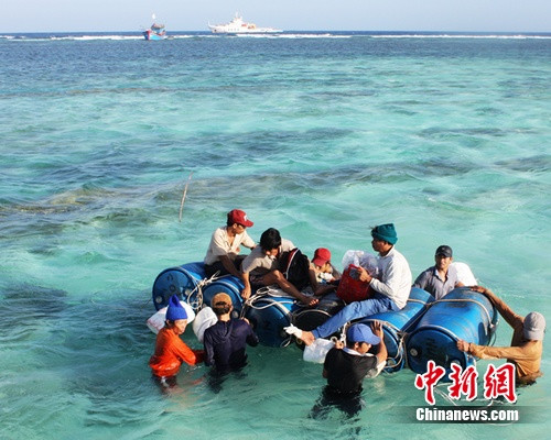 一条越籍渔船9日在三沙市浪花礁海域发生主机故障后搁浅遇险,船上10名渔民受困,弃船跳水,靠浮筒漂浮在内礁海面抱团待救。后经中国交通运输部南海救助局救助脱险。目前,10名获救越籍渔民已被带至三沙市永兴岛,准备移交相关部门处理。 一条越籍渔船9日在三沙市浪花礁海域发生主机故障后搁浅遇险,船上10名渔民受困,弃船跳水,靠浮筒漂浮在内礁海面抱团待救。后经中国交通运输部南海救助局救助脱险。目前,10名获救越籍渔民已被带至三沙市永兴岛,准备移交相关部门处理。