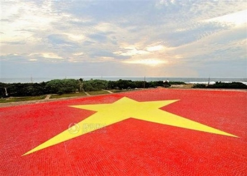越南在中国南海岛屿上铺设巨幅国旗 越南在中国南海岛屿上铺设巨幅国旗