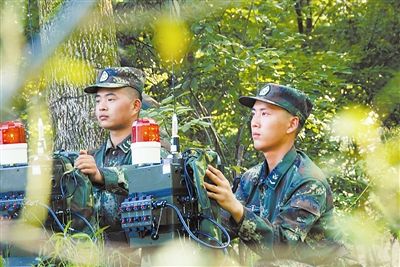 “老虎连”官兵模拟实施精确打击。刘尊栓摄 “老虎连”官兵模拟实施精确打击。刘尊栓摄