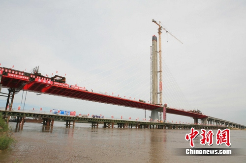 乌苏大桥合龙后全景。舒智明 摄 乌苏大桥合龙后全景。舒智明 摄