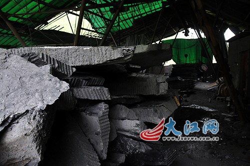 玉山县必姆镇大西坑村的简易厂房内堆满了从山上开采下来的砚石原料 玉山县必姆镇大西坑村的简易厂房内堆满了从山上开采下来的砚石原料