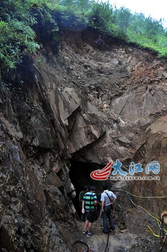 砚台厂业主肆意开采,山体面目全非。 砚台厂业主肆意开采,山体面目全非。