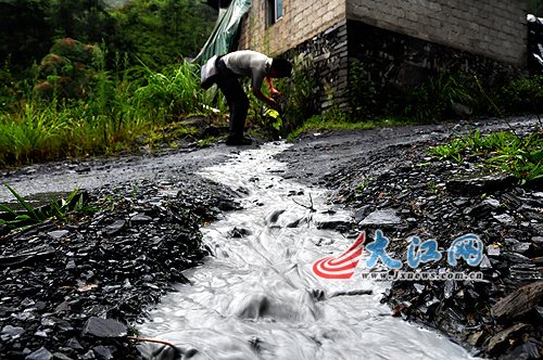白色的废水在道路上肆意横流 白色的废水在道路上肆意横流