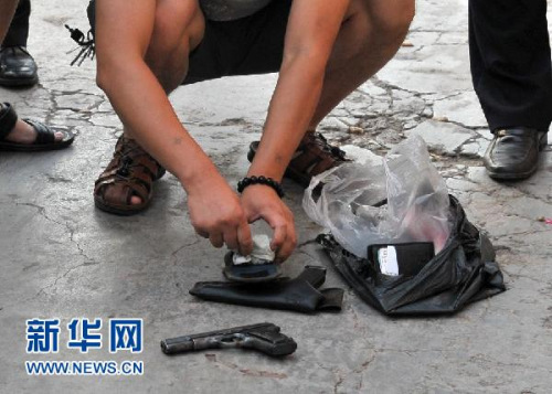 8月14日,警方在犯罪嫌疑人周克华被击毙现场清理其所持枪械等物品。新华社发(公安部提供) 8月14日,警方在犯罪嫌疑人周克华被击毙现场清理其所持枪械等物品。新华社发(公安部提供)