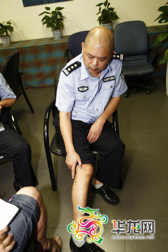 王晓渝向记者介绍被流弹击伤的小腿。 记者 罗嘉 摄 王晓渝向记者介绍被流弹击伤的小腿。 记者 罗嘉 摄