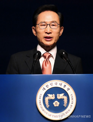 8月15日,在世宗文化会馆举行的光复节67周年庆祝仪式上,韩国总统李明博正在致词。(韩联社) 8月15日,在世宗文化会馆举行的光复节67周年庆祝仪式上,韩国总统李明博正在致词。(韩联社)
