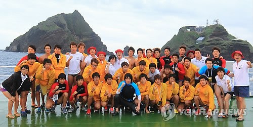 独岛宣传大使金长勋为纪念光复节同诚心女子大学教授徐敬德(音)、Pia摇滚乐团成员、演员宋一国和40名韩国体育大学的学生游泳至独岛。(韩联社) 独岛宣传大使金长勋为纪念光复节同诚心女子大学教授徐敬德(音)、Pia摇滚乐团成员、演员宋一国和40名韩国体育大学的学生游泳至独岛。(韩联社)