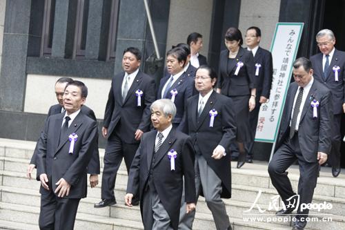 上午11点,日本国会50多名议员前往靖国神社参拜。 上午11点,日本国会50多名议员前往靖国神社参拜。