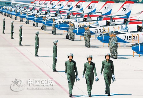 资料图:身着新型飞行装具的空军首批歼击机女飞行员英姿飒爽。 资料图:身着新型飞行装具的空军首批歼击机女飞行员英姿飒爽。