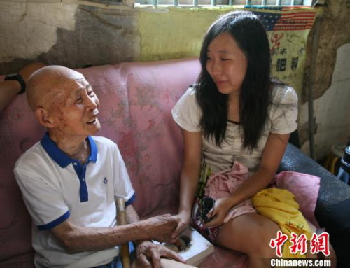 杭州志愿者探访抗战老兵 李晨韵 摄 杭州志愿者探访抗战老兵 李晨韵 摄