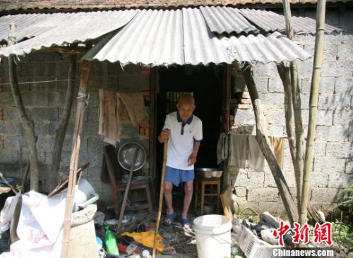 杭州94岁的抗战老兵蔡凌云栖身工棚生活艰辛。李晨韵 摄 杭州94岁的抗战老兵蔡凌云栖身工棚生活艰辛。李晨韵 摄