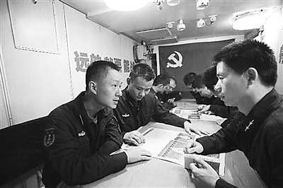 官兵在舱室学习交流。曹结余摄 官兵在舱室学习交流。曹结余摄