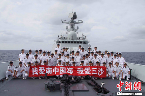 7月8日,中国海军第十二批护航编队驶离南中国海,护航编队近800名官兵走上飞行甲板,在美丽的南中国海上留下了告别祖国的纪念照。官兵依偎着的板报上“我爱南中国海、我爱‘三沙’”这句话异常醒目。<a target='_blank' href='http://www.chinanews.com/'>中新社</a>发 侯瑞 摄 7月8日,中国海军第十二批护航编队驶离南中国海,护航编队近800名官兵走上飞行甲板,在美丽的南中国海上留下了告别祖国的纪念照。官兵依偎着的板报上“我爱南中国海、我爱‘三沙’”这句话异常醒目。<a target='_blank' href='http://www.chinanews.com/'>中新社</a>发 侯瑞 摄