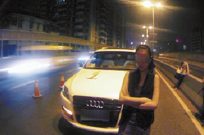美女司机一开始怎么都不肯承认是自己开车。(监控截图) 美女司机一开始怎么都不肯承认是自己开车。(监控截图)