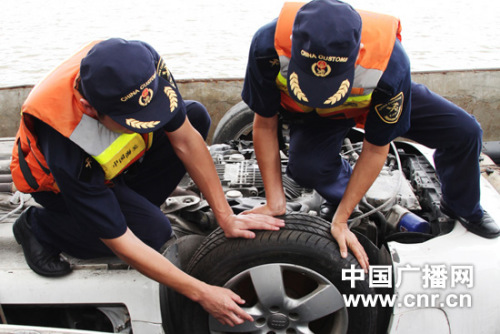 拱北海关查获的奥迪切割车(张建林供图) 拱北海关查获的奥迪切割车(张建林供图)