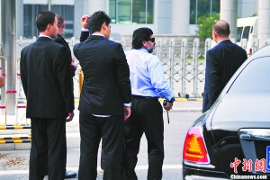 图为马拉多纳走进法院时情景 <a target='_blank' href='http://www.chinanews.com/'>中新社</a>记者 金硕 摄 图为马拉多纳走进法院时情景 <a target='_blank' href='http://www.chinanews.com/'>中新社</a>记者 金硕 摄