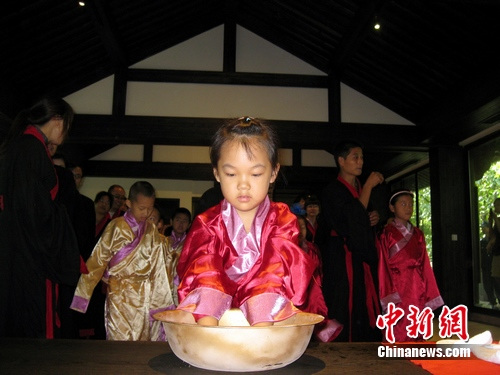 图为即将入学的孩子参加“入泮”仪式的“净手礼”。李晨韵 摄