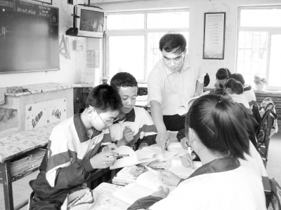 王永明正在课堂上指导学生学习课文。本报特约记者 任爽摄 王永明正在课堂上指导学生学习课文。本报特约记者 任爽摄
