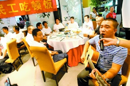 河南本土歌手在席间为大家献唱 河南本土歌手在席间为大家献唱