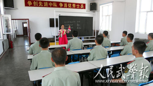 认真听讲。 图片来源:人民武警报 认真听讲。 图片来源:人民武警报