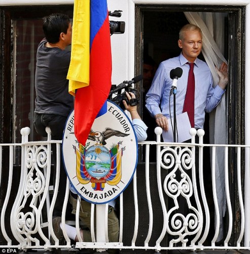 阿桑奇在阳台公开露面。 阿桑奇在阳台公开露面。