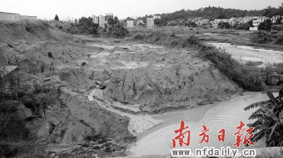 土地闲置引发水土流失,泥水在闲置区肆意游走,在下游形成泥滩 土地闲置引发水土流失,泥水在闲置区肆意游走,在下游形成泥滩