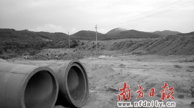 征地过程中山头被铲平 征地过程中山头被铲平