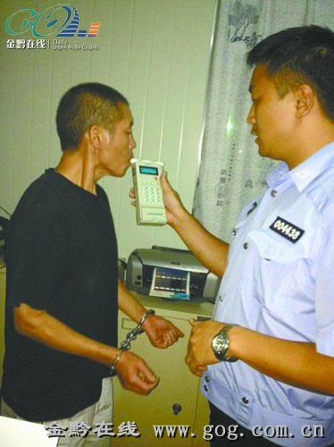 肇事者正在接受酒驾检测 肇事者正在接受酒驾检测