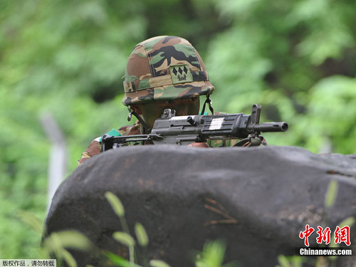 当地时间8月20日，韩国首都首尔，韩国军队士兵正在进行反恐军事演习。当日，2012乙支自由卫士军事演习拉开帷幕。