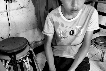 小男孩溅了一身油 小男孩溅了一身油