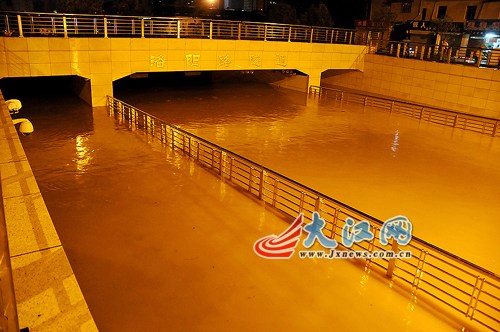 南昌洛阳路隧道在8月21日的这场暴雨中变成“蓄水池” 南昌洛阳路隧道在8月21日的这场暴雨中变成“蓄水池”