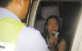 凌晨1点左右,她磨磨蹭蹭终于下了车。始接受交警酒精含量检查 凌晨1点左右,她磨磨蹭蹭终于下了车。始接受交警酒精含量检查