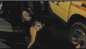 3分钟后,马六女吞处罚单。不久,她把打火机塞进嘴巴。 3分钟后,马六女吞处罚单。不久,她把打火机塞进嘴巴。