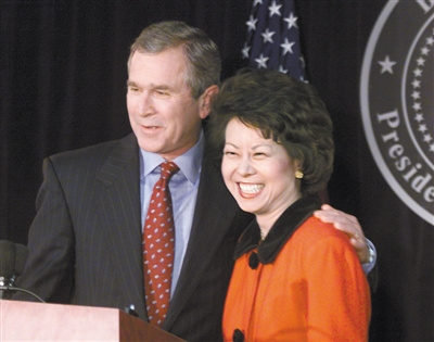 2001年,赵小兰和时任总统布什在一起。她日前成为总统大选共和党亚裔竞选团队负责人 2001年,赵小兰和时任总统布什在一起。她日前成为总统大选共和党亚裔竞选团队负责人
