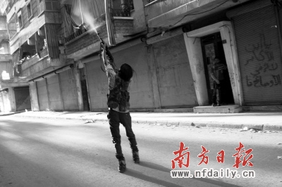 21日,在叙利亚阿勒颇,一名反对派武装人员向空中的直升机开枪。新华社发 21日,在叙利亚阿勒颇,一名反对派武装人员向空中的直升机开枪。新华社发