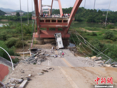 2011��7��14�����磬��������ɽ�е�����ɽ���ݴ��ű��˷��������¹ʣ�һ�����δ�ͳ�׹�����£��������1��������22�����ˣ�������Ա��ȫ����������ҽԺ���Ρ�յ����ͼƬ��Դ��CFP�Ӿ��й�