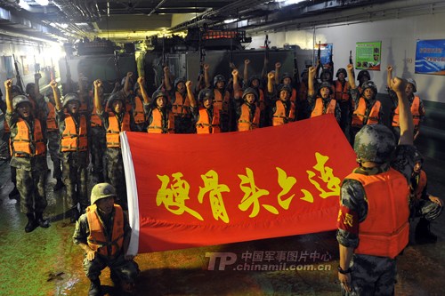 8月中下旬,南京军区“硬骨头六连”所在团在复杂海阔海域,进行了一场联合演练,较好地锤炼了部队打赢能力。 8月中下旬,南京军区“硬骨头六连”所在团在复杂海阔海域,进行了一场联合演练,较好地锤炼了部队打赢能力。