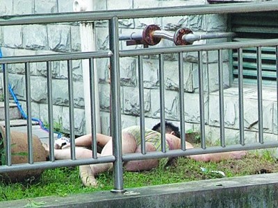 大图:男子仅穿一条内裤躺在小区草地上。小图:男子坠楼处。 报料人供图 大图:男子仅穿一条内裤躺在小区草地上。小图:男子坠楼处。 报料人供图