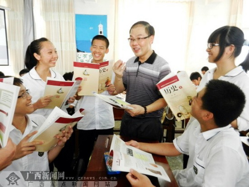下课后,李杰老师和学生们进行交流。记者 关海芳摄 下课后,李杰老师和学生们进行交流。记者 关海芳摄