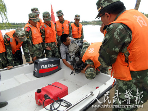 讲解示范。图片来源:人民武警报 讲解示范。图片来源:人民武警报