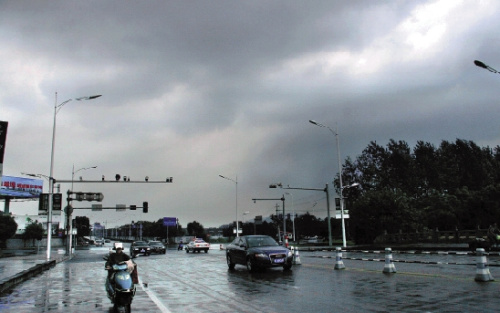 8月27日中午,“布拉万”外围环流影响绍兴市区。天空乌云密布,局部大雨倾盆,同时伴有6-8级瞬间强风。 李瑞昌 摄 8月27日中午,“布拉万”外围环流影响绍兴市区。天空乌云密布,局部大雨倾盆,同时伴有6-8级瞬间强风。 李瑞昌 摄
