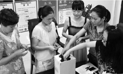 昨天下午,环城小学举行一年级分班抓阄,六位班主任依次从箱子中抽出自己班级的学生。 昨天下午,环城小学举行一年级分班抓阄,六位班主任依次从箱子中抽出自己班级的学生。