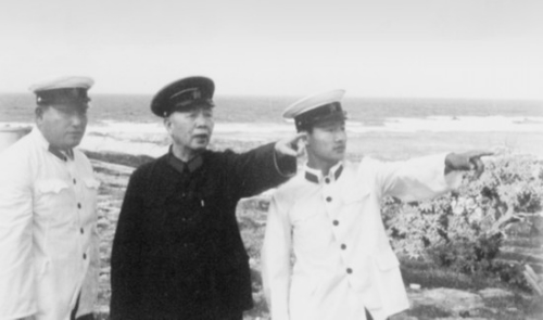 1985年3月,刘华清(中)在西沙群岛勘察 1985年3月,刘华清(中)在西沙群岛勘察