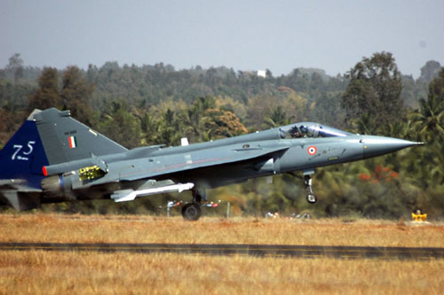 印度自主研发的“光辉(Tejas)”轻型作战飞机(LCA) 印度自主研发的“光辉(Tejas)”轻型作战飞机(LCA)