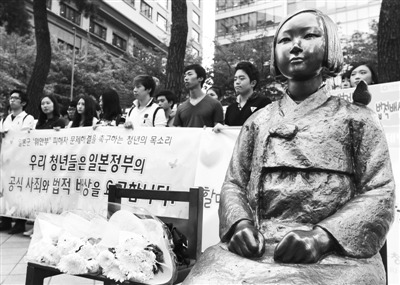 8月9日,韩国首尔,“为解决日本军慰安妇问题的青年记者会”在日本驻韩国大使馆前举行。右为韩国在日本使馆前放置的“慰安妇”雕像。 8月9日,韩国首尔,“为解决日本军慰安妇问题的青年记者会”在日本驻韩国大使馆前举行。右为韩国在日本使馆前放置的“慰安妇”雕像。